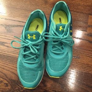 Teal UNDER ARMOUR sneakers!